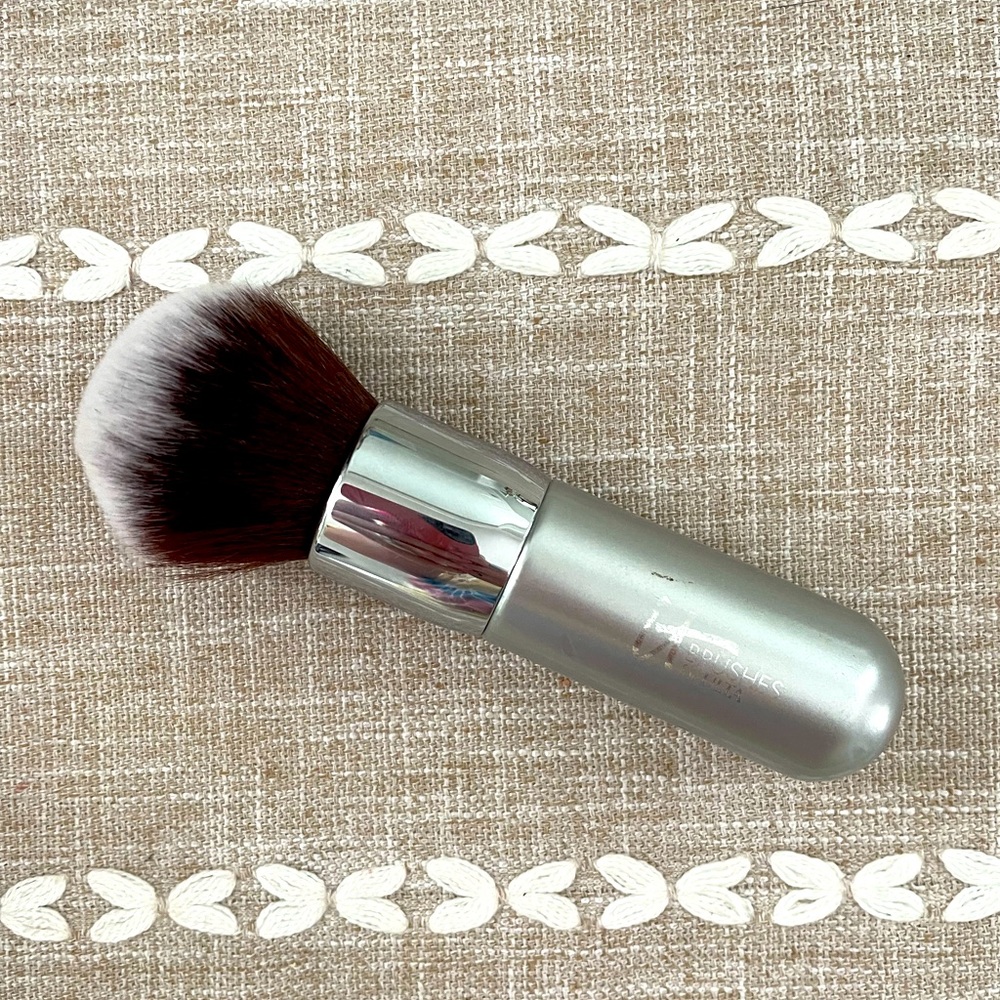 IT Cosmetics bronzer brush